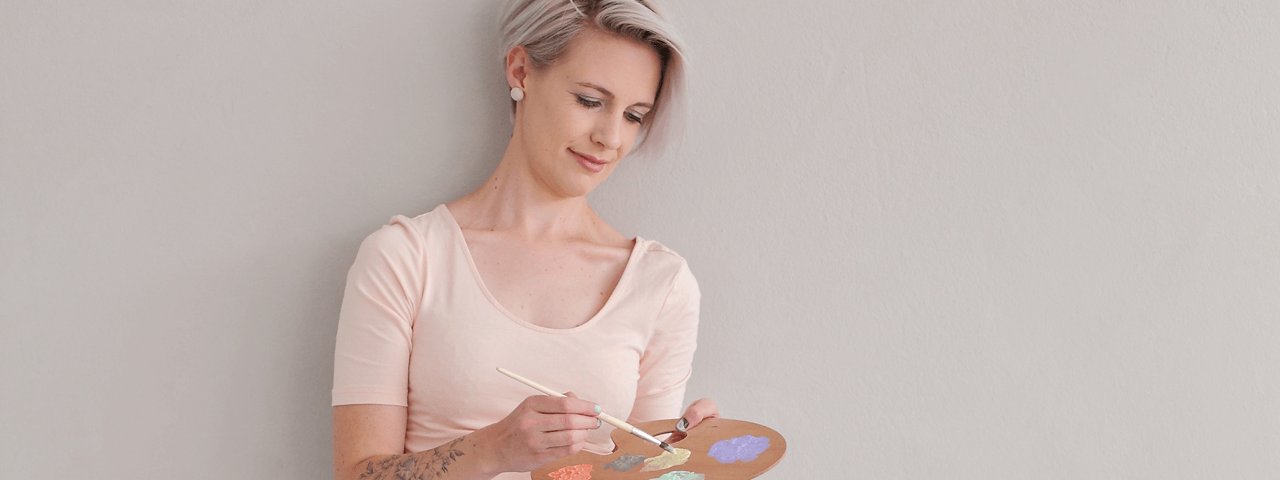 Photography portrait of artist with palette